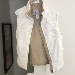 Women’s creamy white puffer vest with pockets!